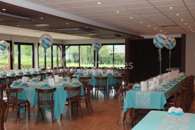 Miniature Location salle Cliponville (Seine-Maritime) - Le Clos Masure Simon #15 Bâtiment illuminé de nuit avec des façades vitrées et un toit en pente, entouré d'obscurité.