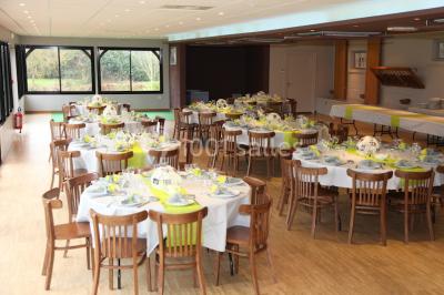 Miniature Location salle Cliponville (Seine-Maritime) - Le Clos Masure Simon #10 Bâtiment illuminé de nuit avec des façades vitrées et un toit en pente, entouré d'obscurité.