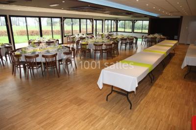 Miniature Location salle Cliponville (Seine-Maritime) - Le Clos Masure Simon #8 Bâtiment illuminé de nuit avec des façades vitrées et un toit en pente, entouré d'obscurité.