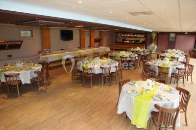 Miniature Location salle Cliponville (Seine-Maritime) - Le Clos Masure Simon #9 Bâtiment illuminé de nuit avec des façades vitrées et un toit en pente, entouré d'obscurité.