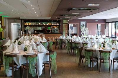 Miniature Location salle Cliponville (Seine-Maritime) - Le Clos Masure Simon #12 Bâtiment illuminé de nuit avec des façades vitrées et un toit en pente, entouré d'obscurité.