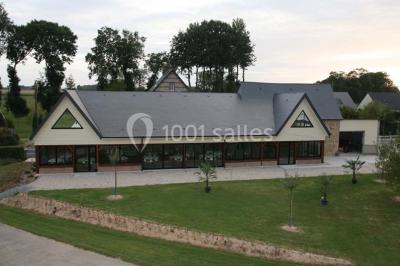 Miniature Location salle Cliponville (Seine-Maritime) - Le Clos Masure Simon #5 Bâtiment illuminé de nuit avec des façades vitrées et un toit en pente, entouré d'obscurité.