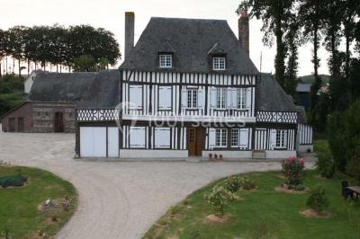 Miniature Location salle Cliponville (Seine-Maritime) - Le Clos Masure Simon #2 Bâtiment illuminé de nuit avec des façades vitrées et un toit en pente, entouré d'obscurité.