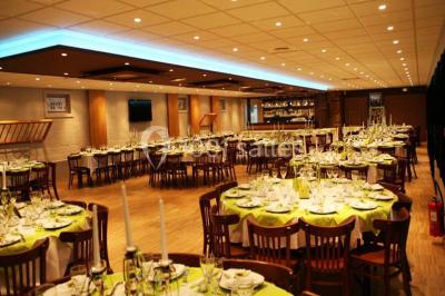 Miniature Location salle Cliponville (Seine-Maritime) - Le Clos Masure Simon #7 Bâtiment illuminé de nuit avec des façades vitrées et un toit en pente, entouré d'obscurité.