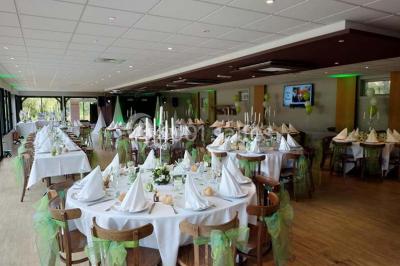 Miniature Location salle Cliponville (Seine-Maritime) - Le Clos Masure Simon #13 Bâtiment illuminé de nuit avec des façades vitrées et un toit en pente, entouré d'obscurité.