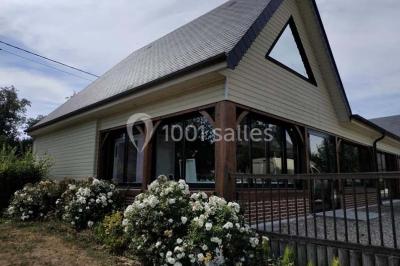 Miniature Location salle Cliponville (Seine-Maritime) - Le Clos Masure Simon #3 Bâtiment illuminé de nuit avec des façades vitrées et un toit en pente, entouré d'obscurité.