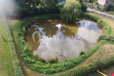 Miniature Location salle Cliponville (Seine-Maritime) - Le Clos Masure Simon #22 Bâtiment illuminé de nuit avec des façades vitrées et un toit en pente, entouré d'obscurité.