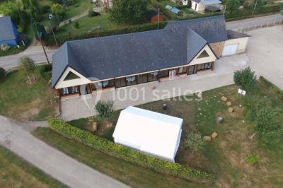 Miniature Location salle Cliponville (Seine-Maritime) - Le Clos Masure Simon #4 Bâtiment illuminé de nuit avec des façades vitrées et un toit en pente, entouré d'obscurité.