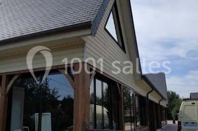 Miniature Location salle Cliponville (Seine-Maritime) - Le Clos Masure Simon #21 Bâtiment illuminé de nuit avec des façades vitrées et un toit en pente, entouré d'obscurité.