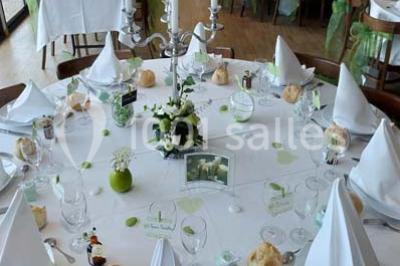 Miniature Location salle Cliponville (Seine-Maritime) - Le Clos Masure Simon #14 Bâtiment illuminé de nuit avec des façades vitrées et un toit en pente, entouré d'obscurité.