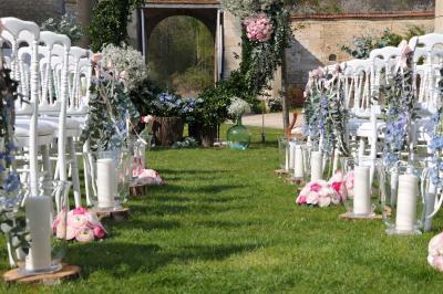 Miniature Location salle Saint-Vaast-lès-Mello (Oise) - Le Clos Barisseuse #15 Cour enneigée avec bâtiments en pierre, un pigeonnier cylindrique et des arbres nus sous un ciel dégagé.