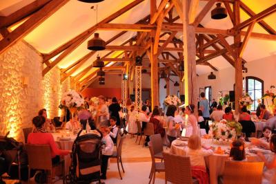 Miniature Location salle Saint-Vaast-lès-Mello (Oise) - Le Clos Barisseuse #9 Cour enneigée avec bâtiments en pierre, un pigeonnier cylindrique et des arbres nus sous un ciel dégagé.