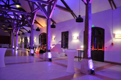 Miniature Location salle Saint-Vaast-lès-Mello (Oise) - Le Clos Barisseuse #11 Cour enneigée avec bâtiments en pierre, un pigeonnier cylindrique et des arbres nus sous un ciel dégagé.