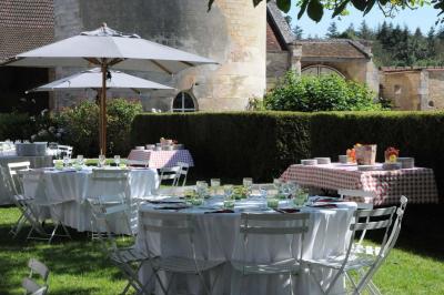Miniature Location salle Saint-Vaast-lès-Mello (Oise) - Le Clos Barisseuse #18 Cour enneigée avec bâtiments en pierre, un pigeonnier cylindrique et des arbres nus sous un ciel dégagé.