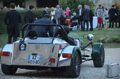 Miniature Location salle Saint-Vaast-lès-Mello (Oise) - Le Clos Barisseuse #25 Cour enneigée avec bâtiments en pierre, un pigeonnier cylindrique et des arbres nus sous un ciel dégagé.
