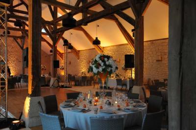 Miniature Location salle Saint-Vaast-lès-Mello (Oise) - Le Clos Barisseuse #10 Cour enneigée avec bâtiments en pierre, un pigeonnier cylindrique et des arbres nus sous un ciel dégagé.