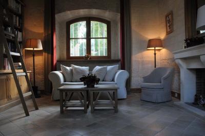 Miniature Location salle Saint-Vaast-lès-Mello (Oise) - Le Clos Barisseuse #41 Cour enneigée avec bâtiments en pierre, un pigeonnier cylindrique et des arbres nus sous un ciel dégagé.