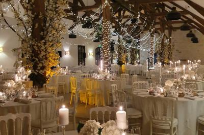 Miniature Location salle Saint-Vaast-lès-Mello (Oise) - Le Clos Barisseuse #6 Cour enneigée avec bâtiments en pierre, un pigeonnier cylindrique et des arbres nus sous un ciel dégagé.