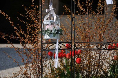 Miniature Location salle Saint-Vaast-lès-Mello (Oise) - Le Clos Barisseuse #28 Cour enneigée avec bâtiments en pierre, un pigeonnier cylindrique et des arbres nus sous un ciel dégagé.