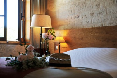 Miniature Location salle Saint-Vaast-lès-Mello (Oise) - Le Clos Barisseuse #36 Cour enneigée avec bâtiments en pierre, un pigeonnier cylindrique et des arbres nus sous un ciel dégagé.