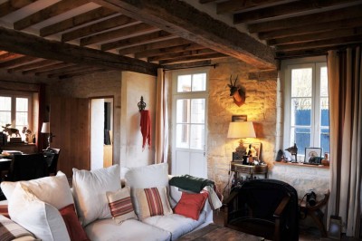 Miniature Location salle Saint-Vaast-lès-Mello (Oise) - Le Clos Barisseuse #39 Cour enneigée avec bâtiments en pierre, un pigeonnier cylindrique et des arbres nus sous un ciel dégagé.