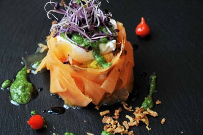 Miniature Location salle Saint-Vaast-lès-Mello (Oise) - Le Clos Barisseuse #27 Cour enneigée avec bâtiments en pierre, un pigeonnier cylindrique et des arbres nus sous un ciel dégagé.