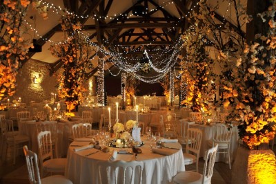 Miniature Location salle Saint-Vaast-lès-Mello (Oise) - Le Clos Barisseuse #5 Cour enneigée avec bâtiments en pierre, un pigeonnier cylindrique et des arbres nus sous un ciel dégagé.