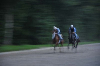 Miniature Location salle Saint-Vaast-lès-Mello (Oise) - Le Clos Barisseuse #52 Cour enneigée avec bâtiments en pierre, un pigeonnier cylindrique et des arbres nus sous un ciel dégagé.
