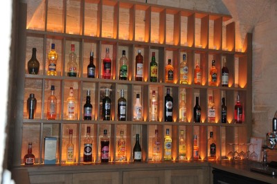 Miniature Location salle Saint-Vaast-lès-Mello (Oise) - Le Clos Barisseuse #46 Cour enneigée avec bâtiments en pierre, un pigeonnier cylindrique et des arbres nus sous un ciel dégagé.