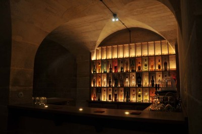 Miniature Location salle Saint-Vaast-lès-Mello (Oise) - Le Clos Barisseuse #45 Cour enneigée avec bâtiments en pierre, un pigeonnier cylindrique et des arbres nus sous un ciel dégagé.