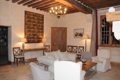 Miniature Location salle Saint-Vaast-lès-Mello (Oise) - Le Clos Barisseuse #34 Cour enneigée avec bâtiments en pierre, un pigeonnier cylindrique et des arbres nus sous un ciel dégagé.