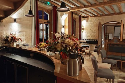 Miniature Location salle Saint-Vaast-lès-Mello (Oise) - Le Clos Barisseuse #42 Cour enneigée avec bâtiments en pierre, un pigeonnier cylindrique et des arbres nus sous un ciel dégagé.