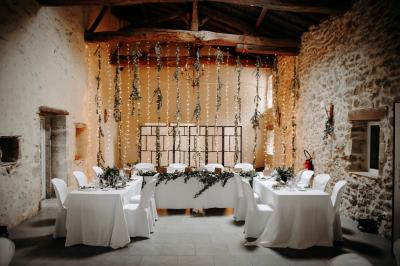 Miniature Location salle Rions (Gironde) - Domaine Pascaud #3 Salle de réception lumineuse avec tables rondes dressées, nappes blanches, chaises en bois et décorations florales.