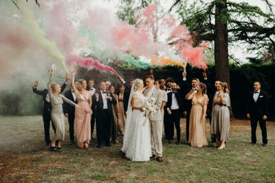 Miniature Location salle Rions (Gironde) - Domaine Pascaud #11 Salle de réception lumineuse avec tables rondes dressées, nappes blanches, chaises en bois et décorations florales.