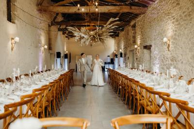 Miniature Location salle Rions (Gironde) - Domaine Pascaud #12 Salle de réception lumineuse avec tables rondes dressées, nappes blanches, chaises en bois et décorations florales.
