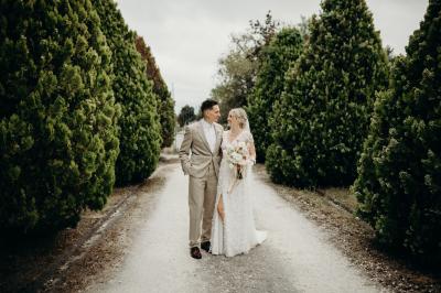 Miniature Location salle Rions (Gironde) - Domaine Pascaud #14 Salle de réception lumineuse avec tables rondes dressées, nappes blanches, chaises en bois et décorations florales.