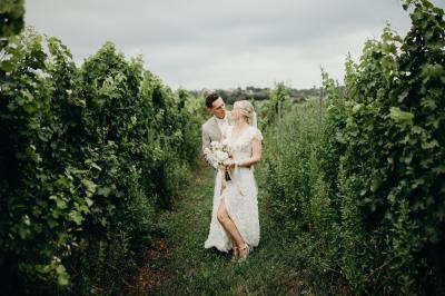 Miniature Location salle Rions (Gironde) - Domaine Pascaud #15 Salle de réception lumineuse avec tables rondes dressées, nappes blanches, chaises en bois et décorations florales.