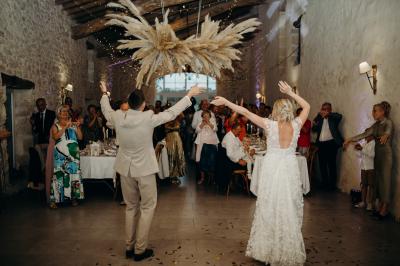 Miniature Location salle Rions (Gironde) - Domaine Pascaud #16 Salle de réception lumineuse avec tables rondes dressées, nappes blanches, chaises en bois et décorations florales.