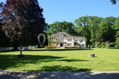 Miniature Location salle Rosoy-en-Multien (Oise) - Domaine de la Nacelle #2 Salle de bain moderne avec douche à l'italienne, barres d'appui murales et toilettes accessibles.