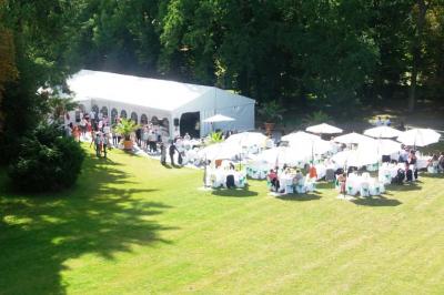 Miniature Location salle Rosoy-en-Multien (Oise) - Domaine de la Nacelle #4 Salle de bain moderne avec douche à l'italienne, barres d'appui murales et toilettes accessibles.