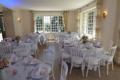 Miniature Location salle Rosoy-en-Multien (Oise) - Domaine de la Nacelle #5 Salle de bain moderne avec douche à l'italienne, barres d'appui murales et toilettes accessibles.