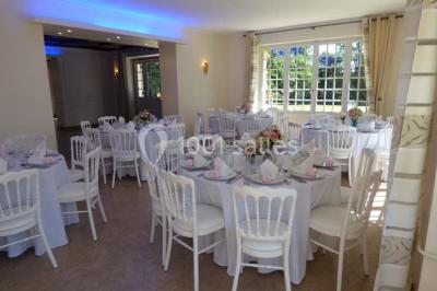 Miniature Location salle Rosoy-en-Multien (Oise) - Domaine de la Nacelle #6 Salle de bain moderne avec douche à l'italienne, barres d'appui murales et toilettes accessibles.