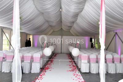 Miniature Location salle Rosoy-en-Multien (Oise) - Domaine de la Nacelle #9 Salle de bain moderne avec douche à l'italienne, barres d'appui murales et toilettes accessibles.