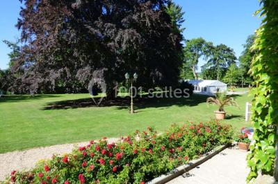 Miniature Location salle Rosoy-en-Multien (Oise) - Domaine de la Nacelle #11 Salle de bain moderne avec douche à l'italienne, barres d'appui murales et toilettes accessibles.