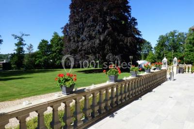 Miniature Location salle Rosoy-en-Multien (Oise) - Domaine de la Nacelle #12 Salle de bain moderne avec douche à l'italienne, barres d'appui murales et toilettes accessibles.