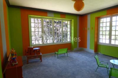 Miniature Location salle Rosoy-en-Multien (Oise) - Domaine de la Nacelle #14 Salle de bain moderne avec douche à l'italienne, barres d'appui murales et toilettes accessibles.