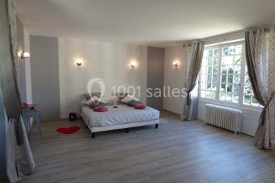 Miniature Location salle Rosoy-en-Multien (Oise) - Domaine de la Nacelle #15 Salle de bain moderne avec douche à l'italienne, barres d'appui murales et toilettes accessibles.