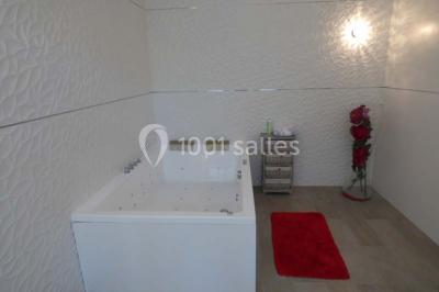 Miniature Location salle Rosoy-en-Multien (Oise) - Domaine de la Nacelle #16 Salle de bain moderne avec douche à l'italienne, barres d'appui murales et toilettes accessibles.