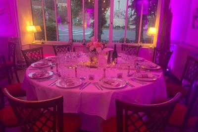 Miniature Location salle Cernay-la-Ville (Yvelines) - Les Salons Léopold #8 Plaque dorée indiquant le titre de Maître Restaurateur décerné à Josselin Le Moigne pour Les Salons Léopold.