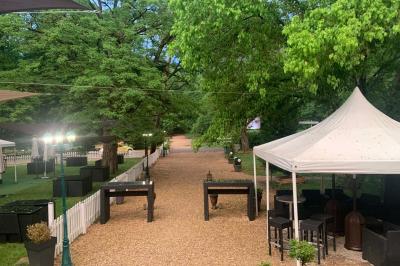 Miniature Location salle Cernay-la-Ville (Yvelines) - Les Salons Léopold #9 Plaque dorée indiquant le titre de Maître Restaurateur décerné à Josselin Le Moigne pour Les Salons Léopold.